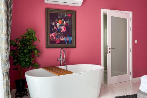 100 boutique living