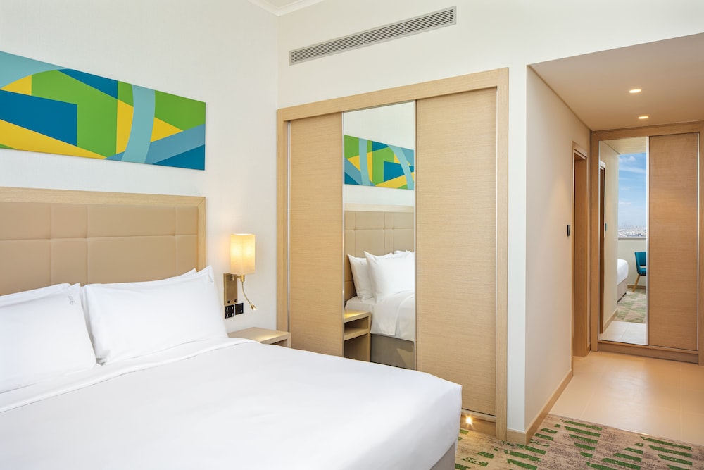 holiday inn and suites dubai science park