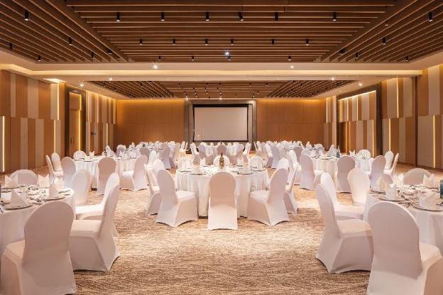 holiday inn and suites dubai science park