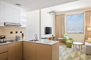 holiday inn and suites dubai science park