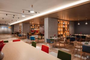 holiday inn and suites dubai science park