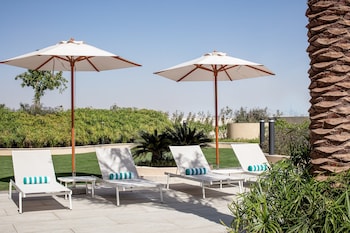 holiday inn and suites dubai science park