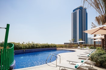 holiday inn and suites dubai science park