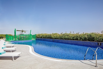 holiday inn and suites dubai science park