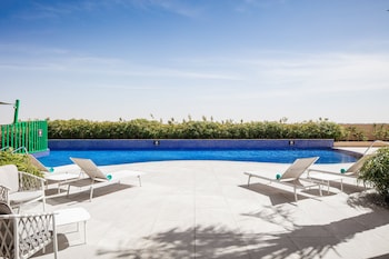 holiday inn and suites dubai science park