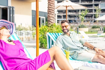 holiday inn and suites dubai science park