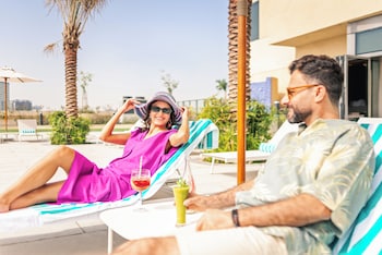 holiday inn and suites dubai science park