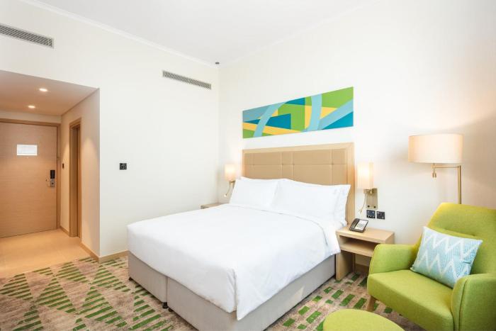 holiday inn and suites dubai science park