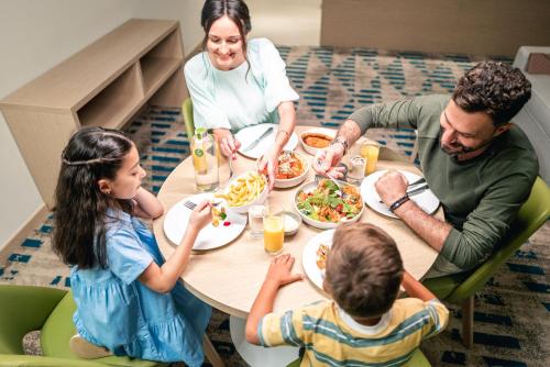 holiday inn and suites dubai science park
