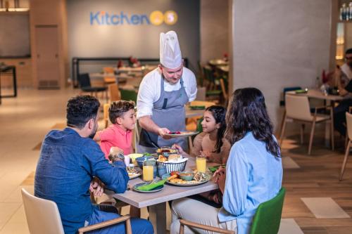 holiday inn and suites dubai science park