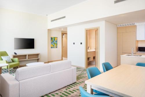holiday inn and suites dubai science park