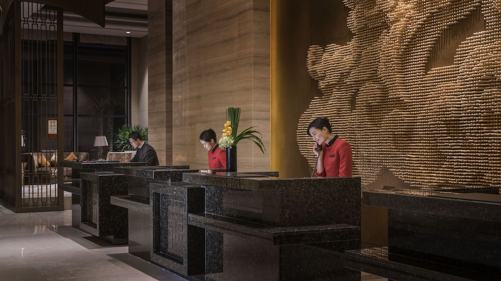 hualuxe hotels and resorts yangjiang city center