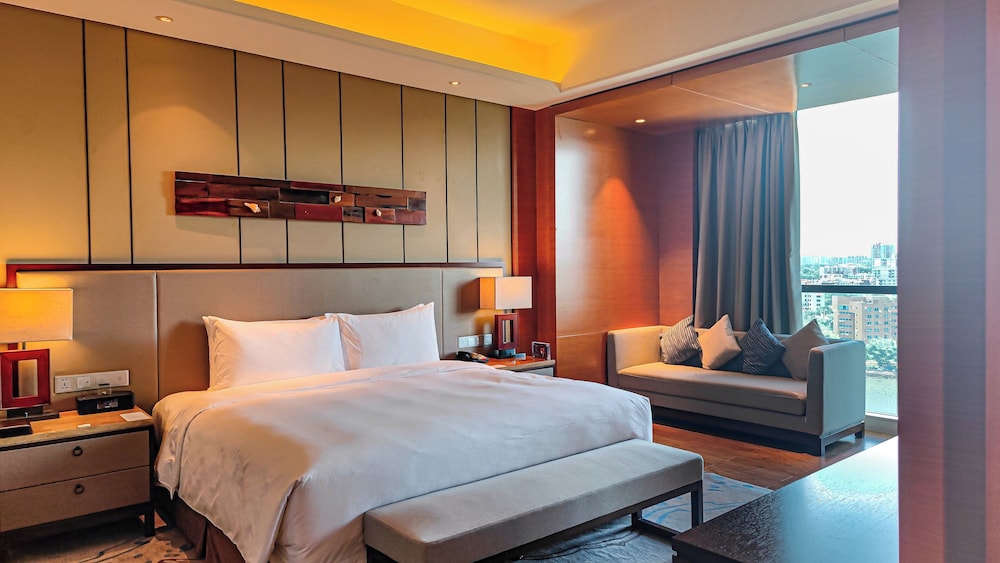 hualuxe hotels and resorts yangjiang city center