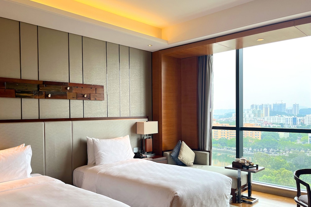 hualuxe hotels and resorts yangjiang city center