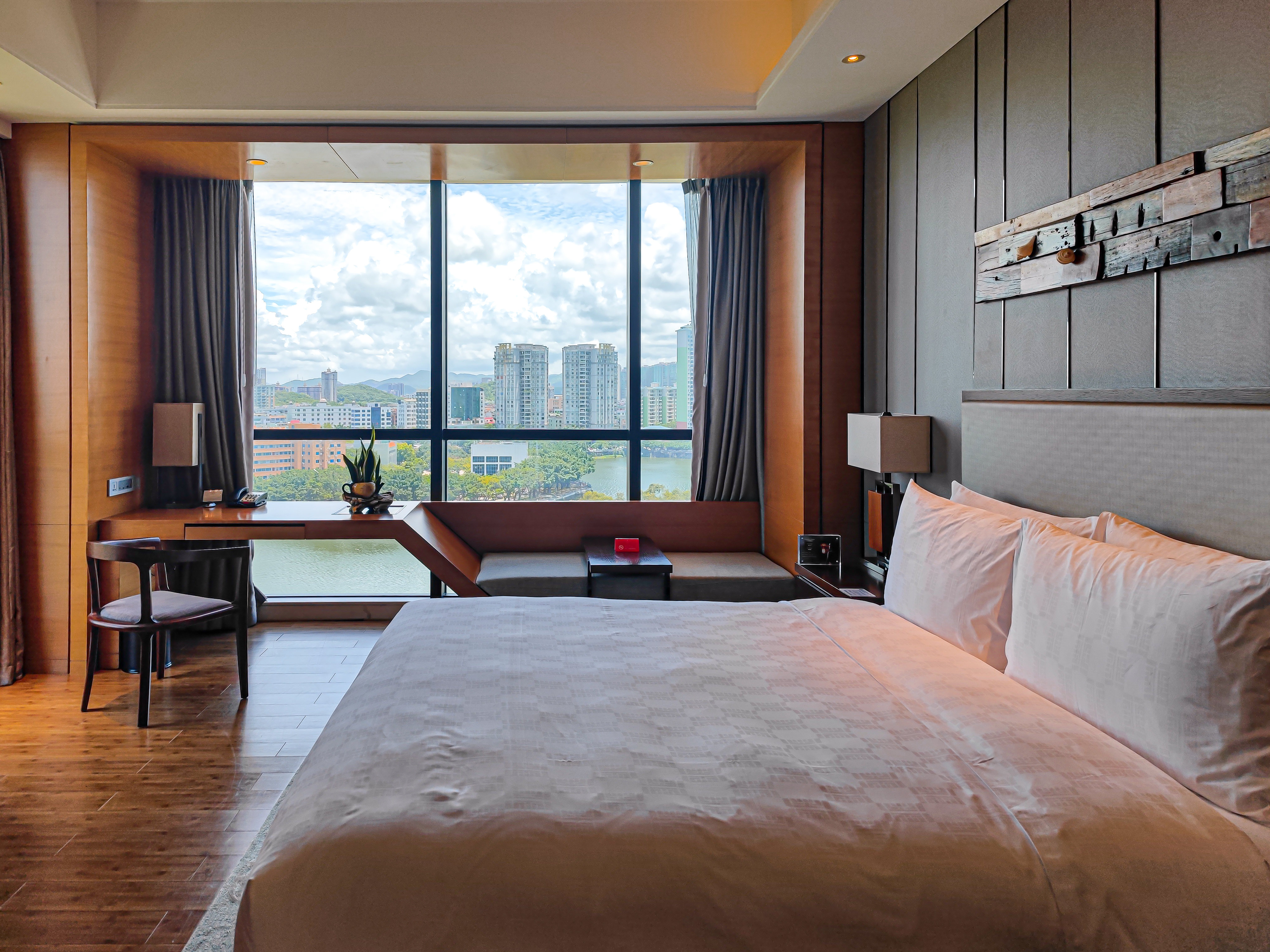 hualuxe hotels and resorts yangjiang city center