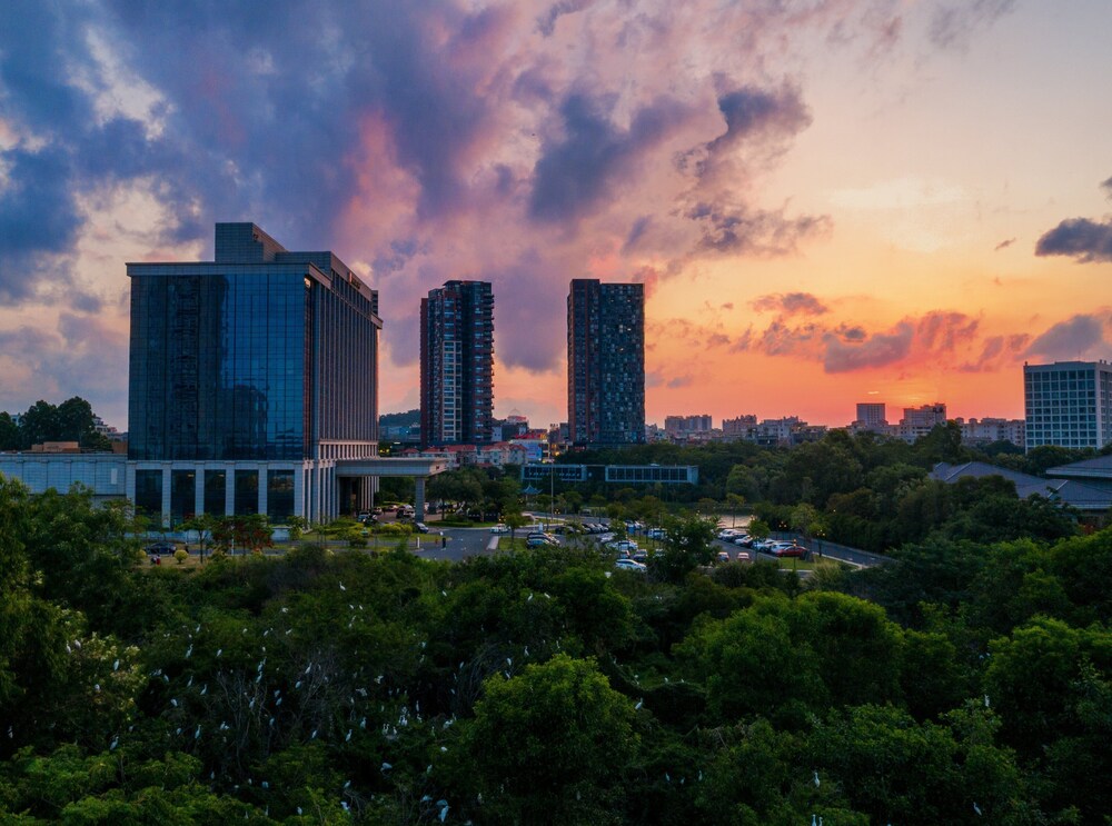 hualuxe hotels and resorts yangjiang city center