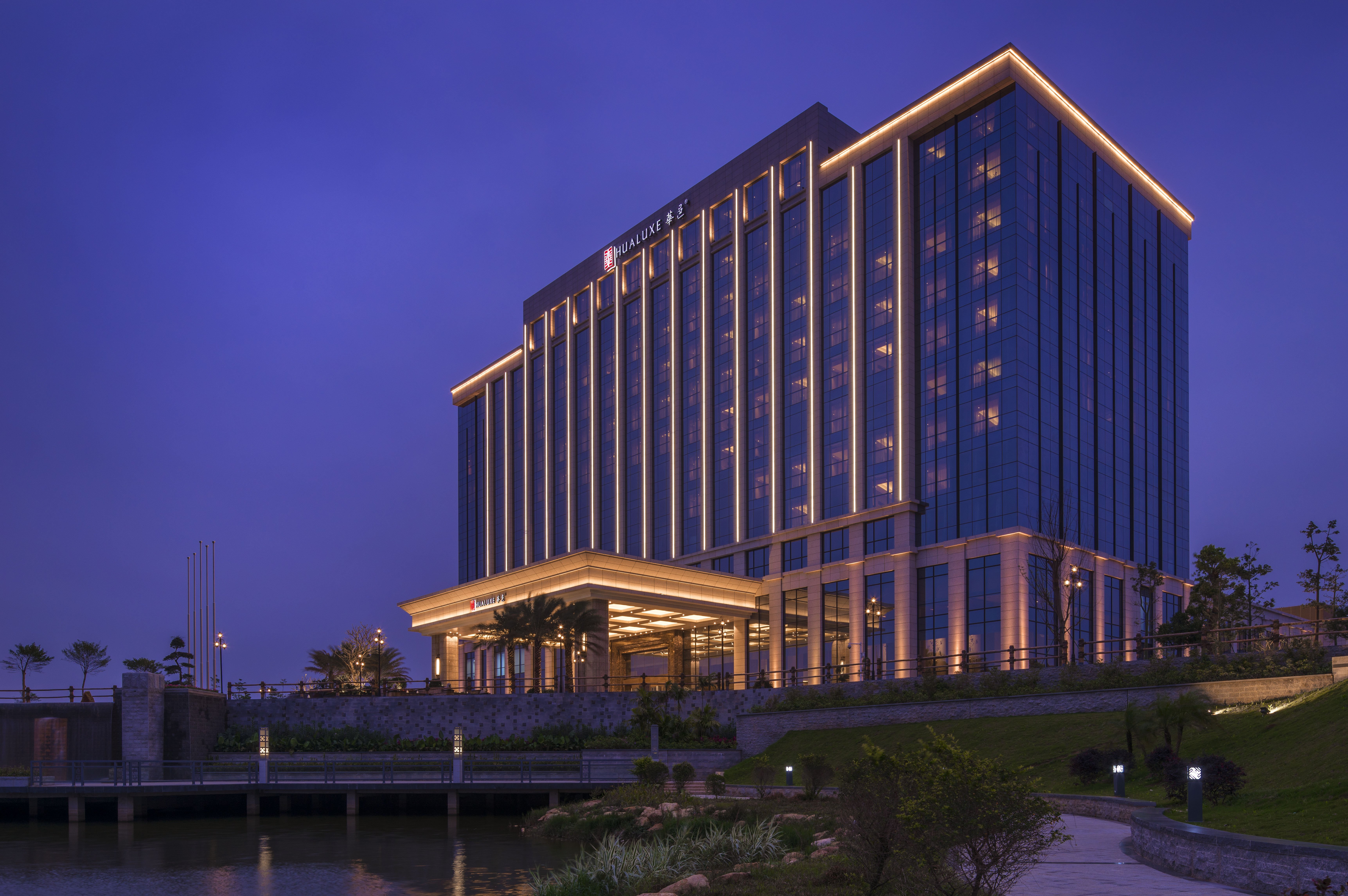 hualuxe hotels and resorts yangjiang city center