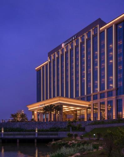 hualuxe hotels and resorts yangjiang city center