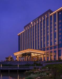 hualuxe hotels and resorts yangjiang city center