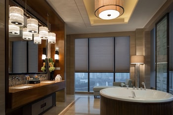 Hualuxe Hotels & Resorts Yangjiang City Center,Yangjiang>>Shenzhen,4 star
