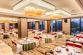 Hualuxe Hotels & Resorts Yangjiang City Center,Yangjiang>>Shenzhen,4 star