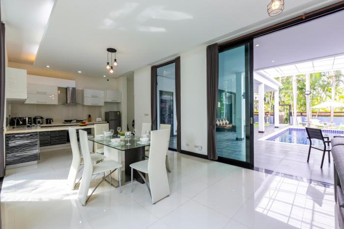 4 bedroom modern pool villa bl10