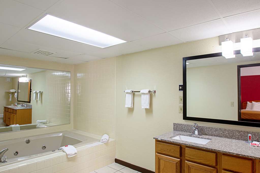 econo lodge inn and suites