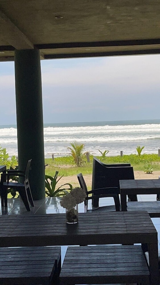 sambo mambo beach hotel