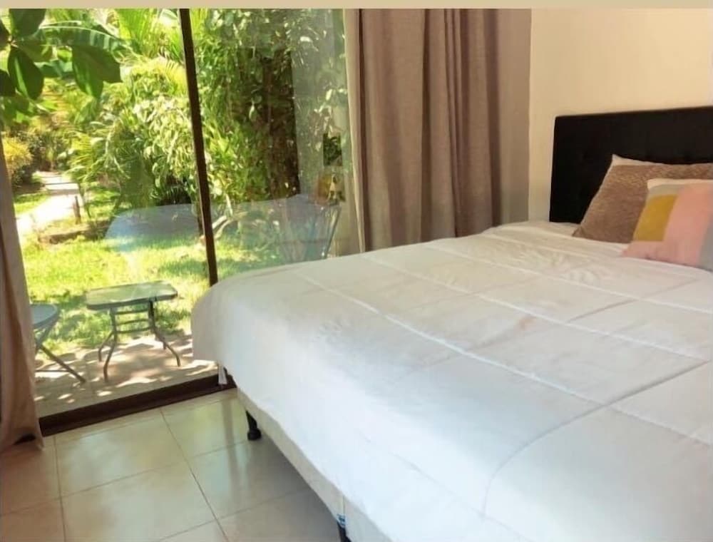 sambo mambo beach hotel