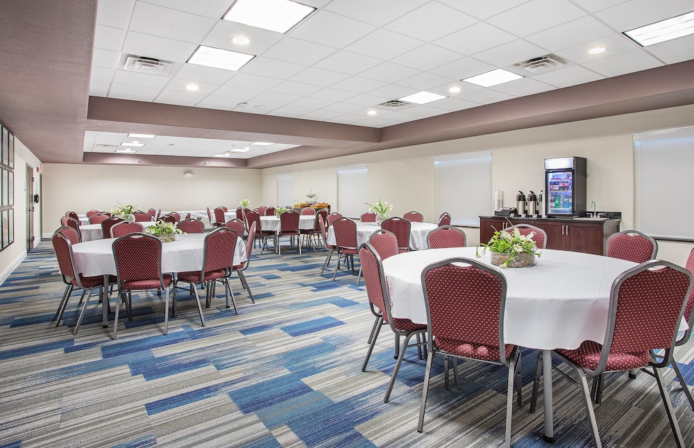holiday inn express and suites glasgow by ihg