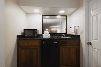 red roof inn and suites calhoun