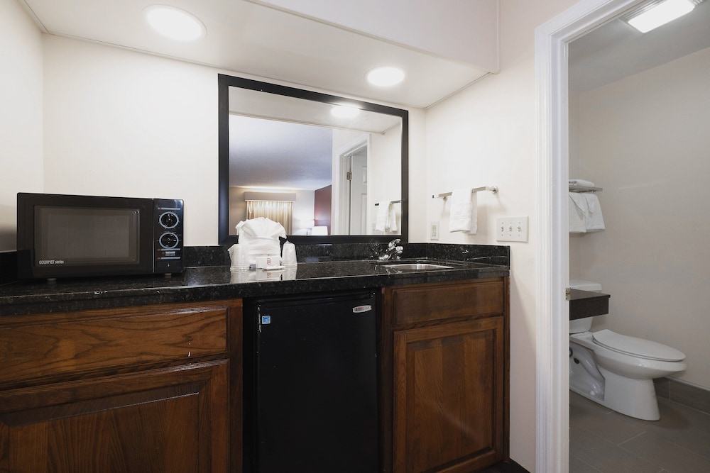 red roof inn and suites calhoun