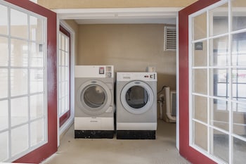 red roof inn and suites calhoun