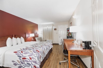 red roof inn and suites calhoun