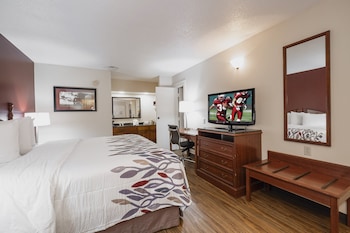 red roof inn and suites calhoun