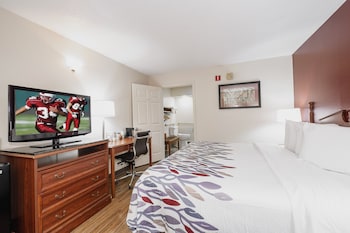 red roof inn and suites calhoun