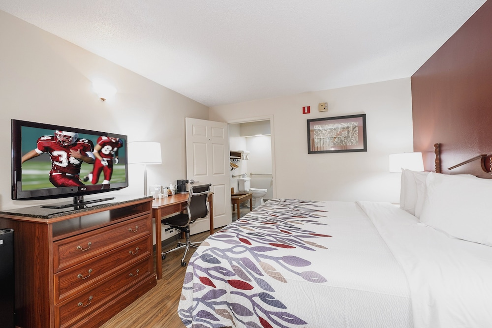 red roof inn and suites calhoun