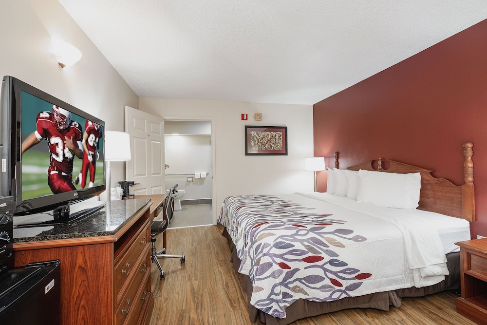 red roof inn and suites calhoun