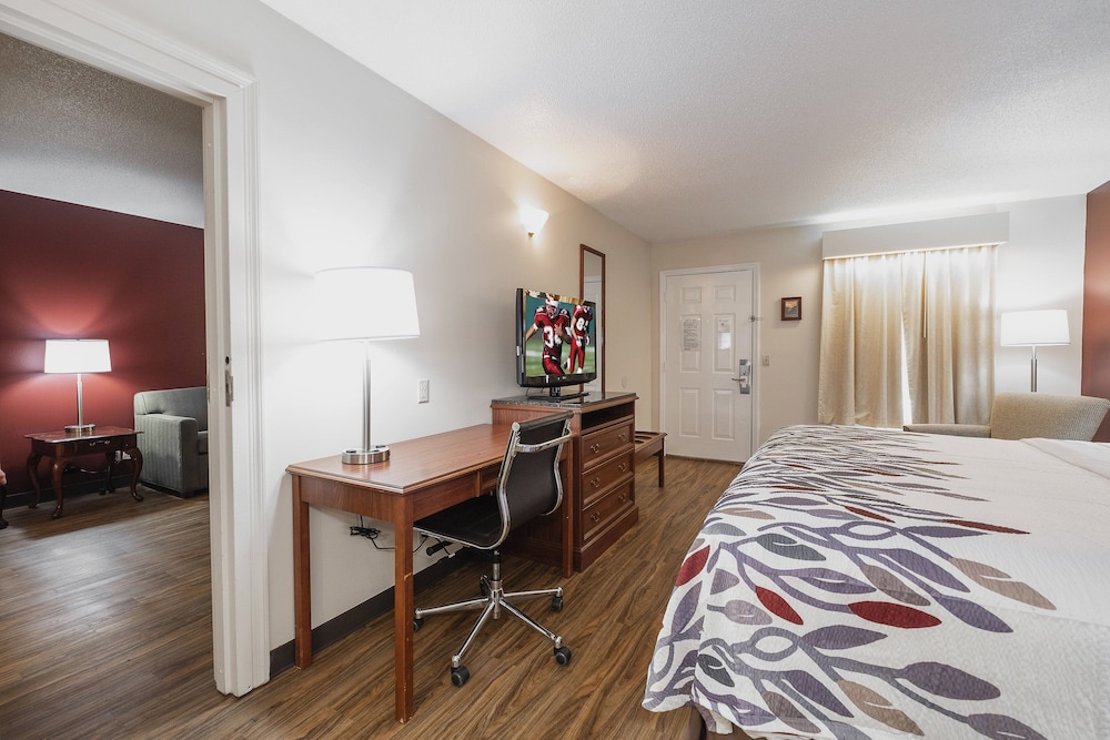 red roof inn and suites calhoun