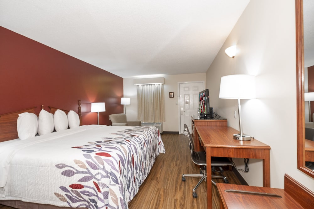 red roof inn and suites calhoun