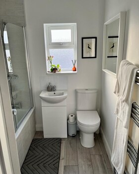 cosy 2 bed house close to belfast city centre