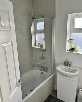 cosy 2 bed house close to belfast city centre