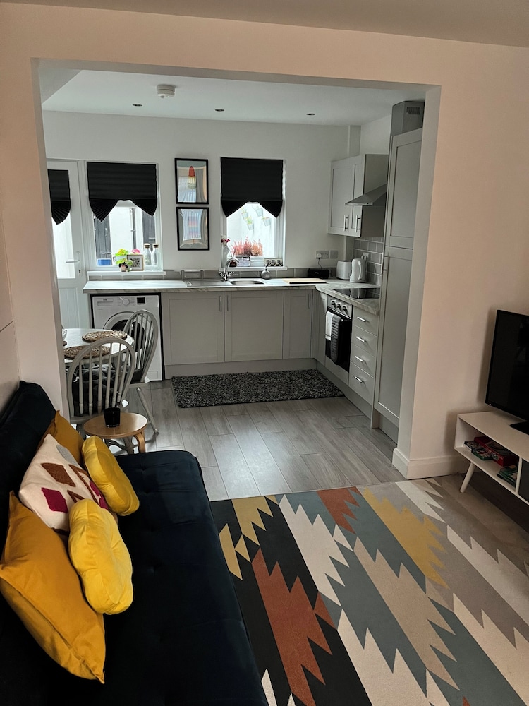 cosy 2 bed house close to belfast city centre