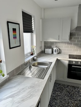 cosy 2 bed house close to belfast city centre