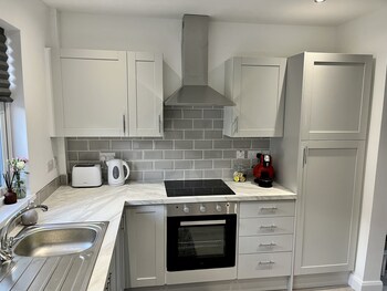 cosy 2 bed house close to belfast city centre