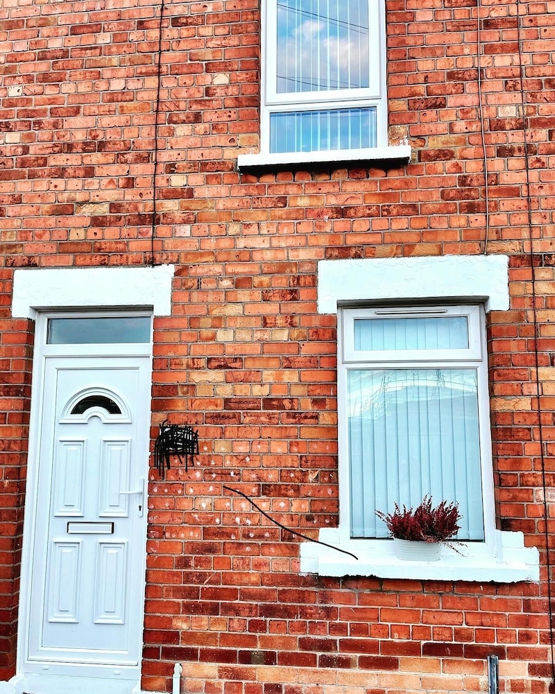 cosy 2 bed house close to belfast city centre