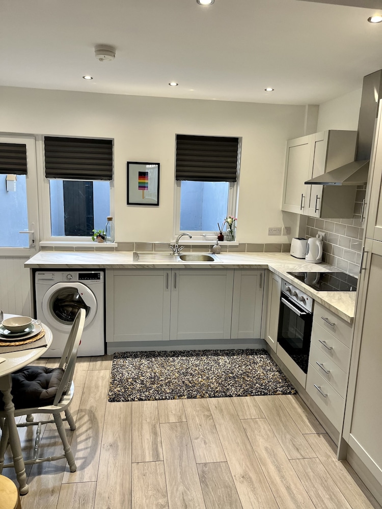 cosy 2 bed house close to belfast city centre