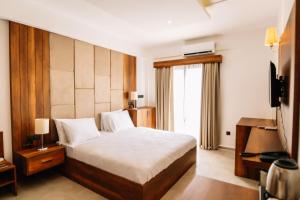 cezars airport hotel
