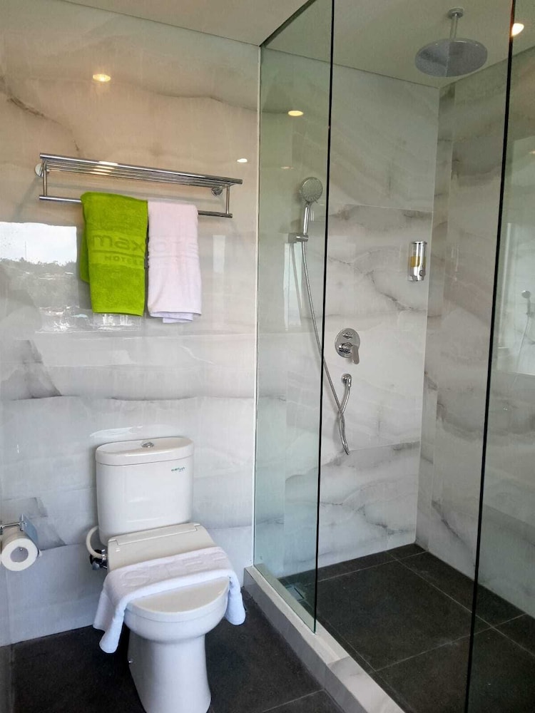 maxonehotels com at jayapura