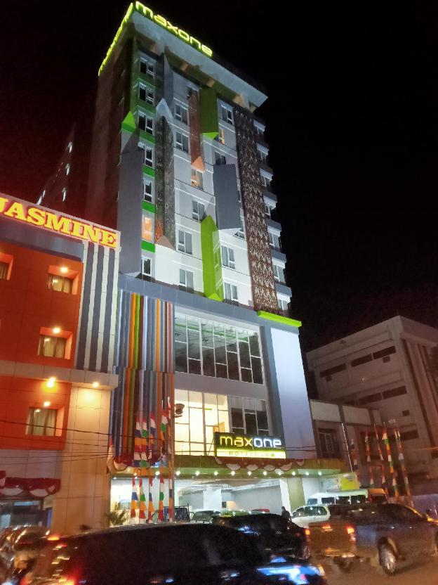 maxonehotels com at jayapura
